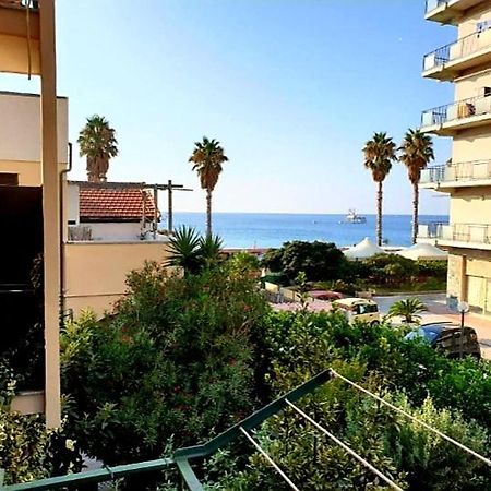 Raffaello Beach Apartment - 50 M From The Sea - Wifi Савона Экстерьер фото